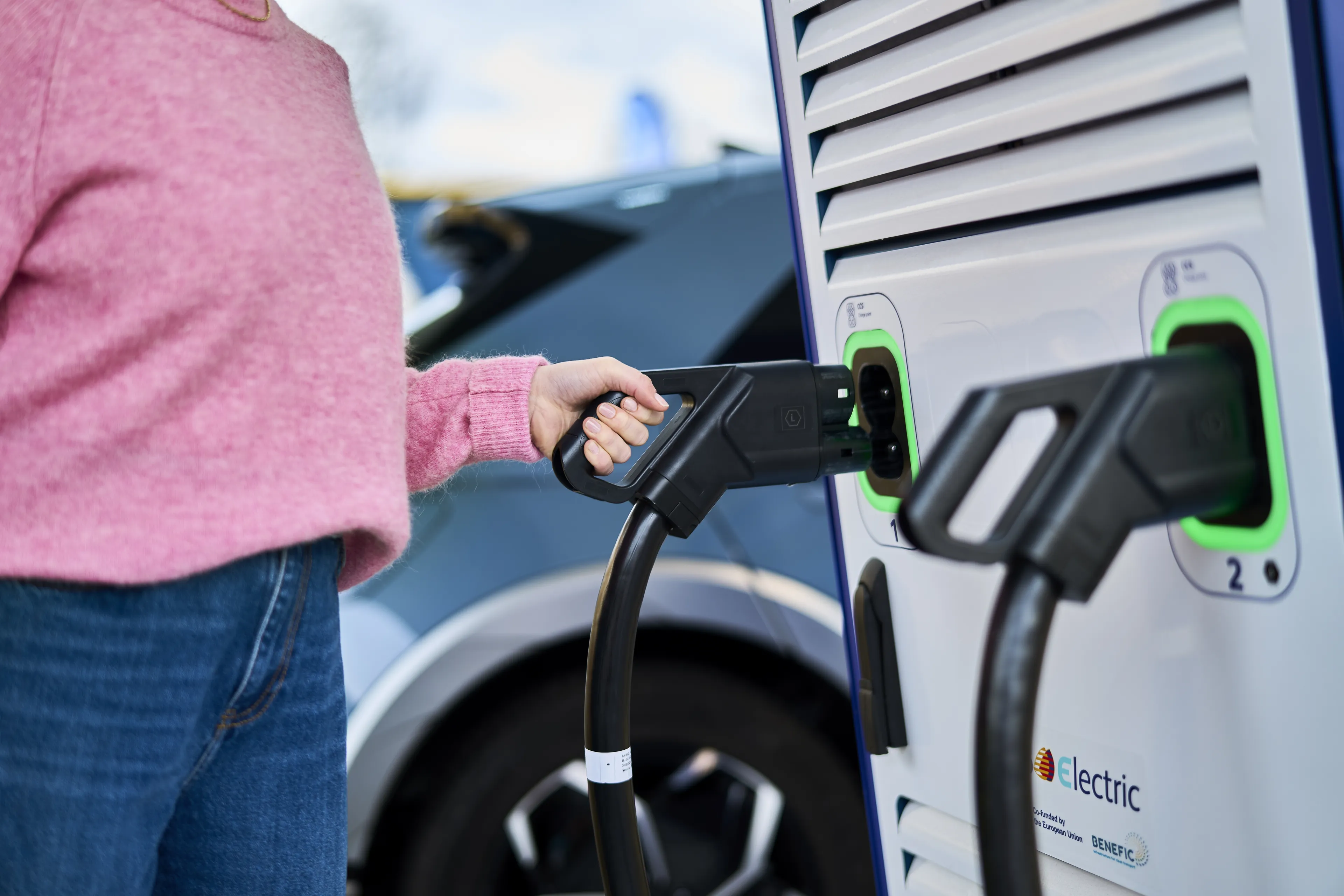Vrouw steekt stekker in