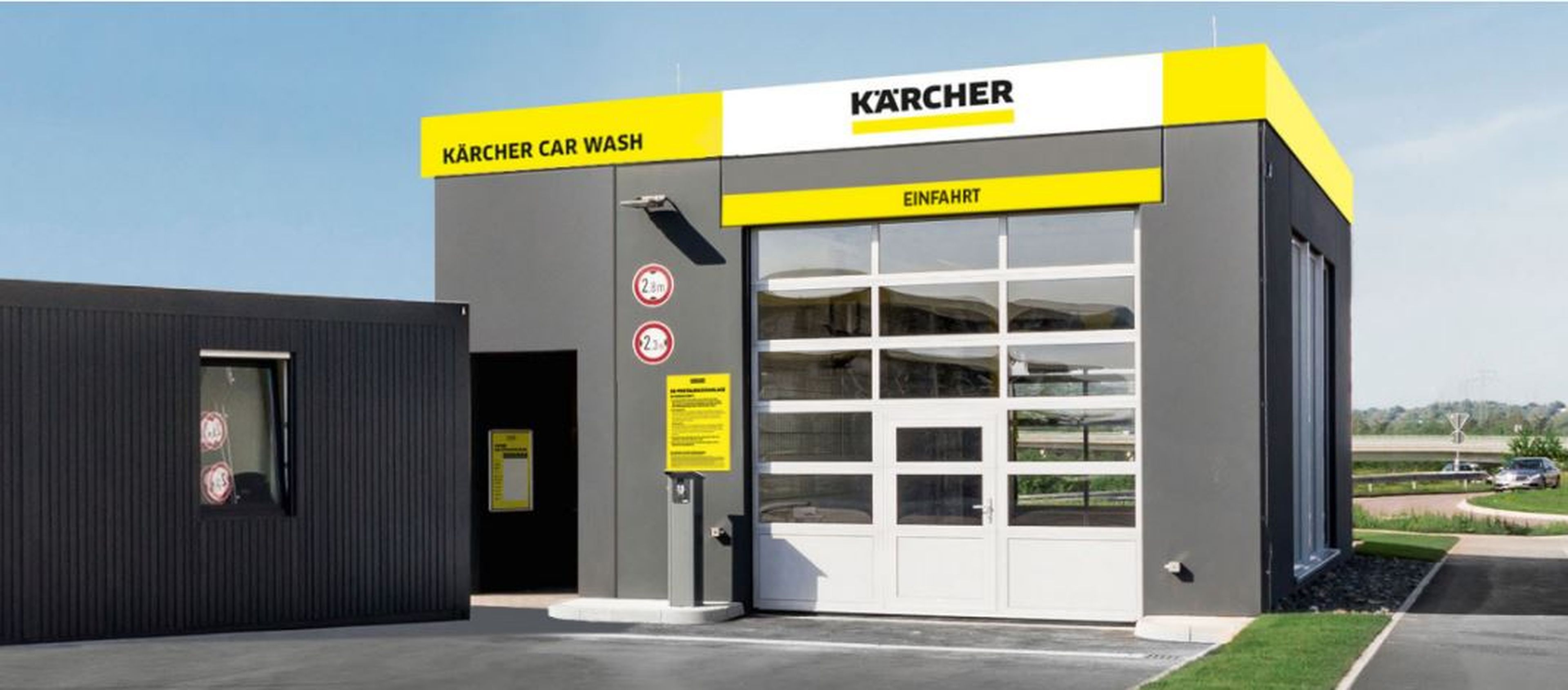 Car-wash Kärcher avec ciel bleu dans une station Q8.