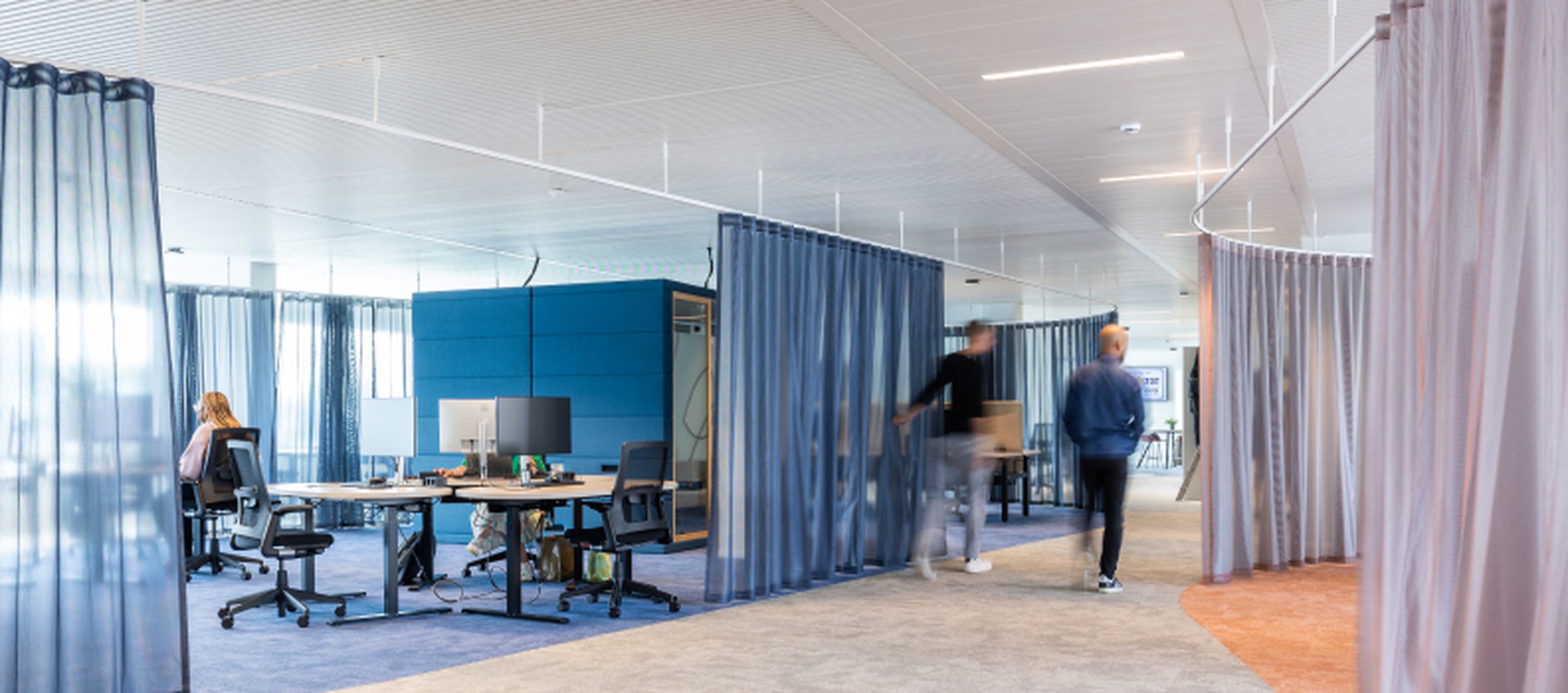 Environnement de travail au bureau Q8 à Anvers avec rideaux