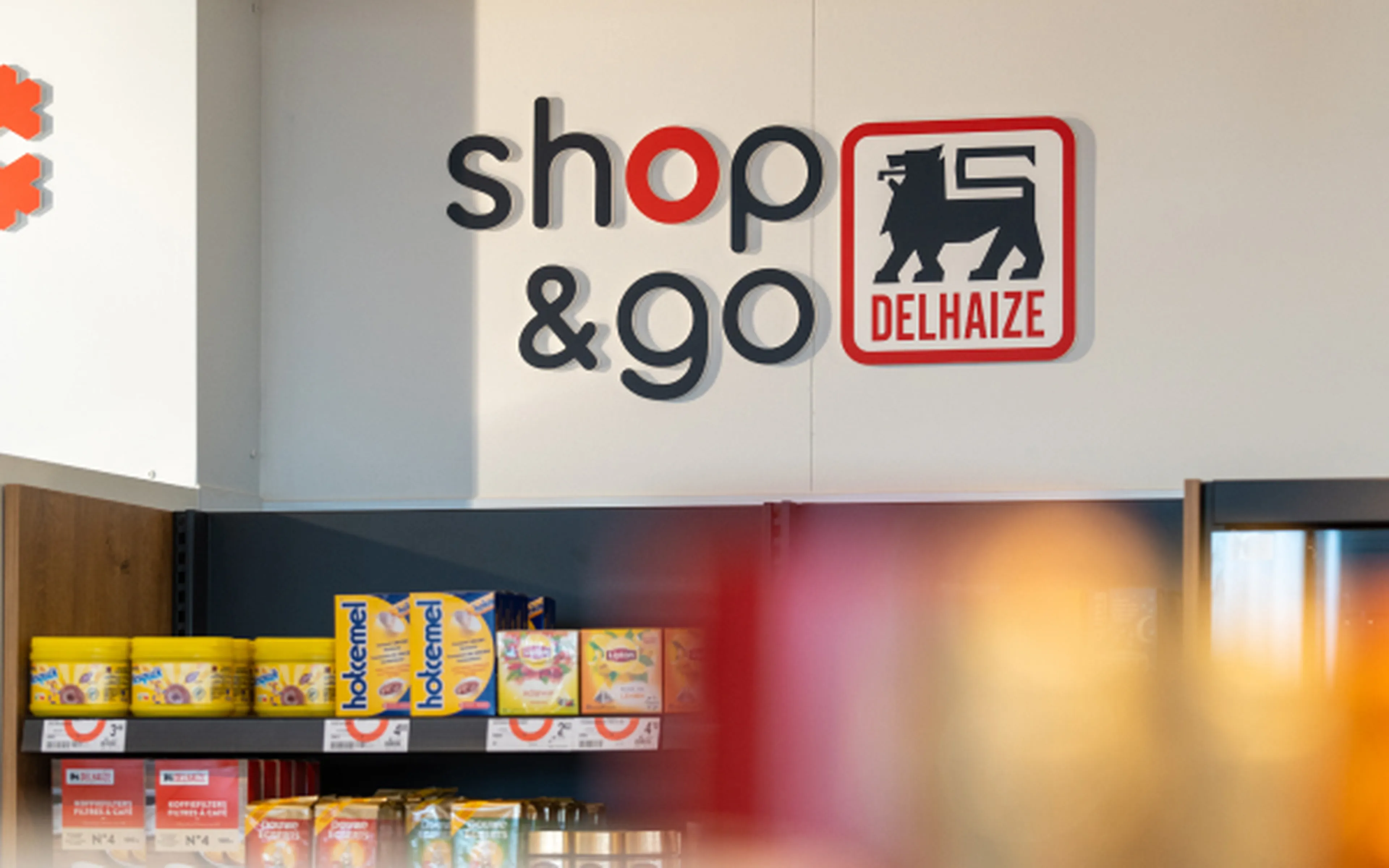 Winkelrekken van Delhaize shop&go in een Q8-station