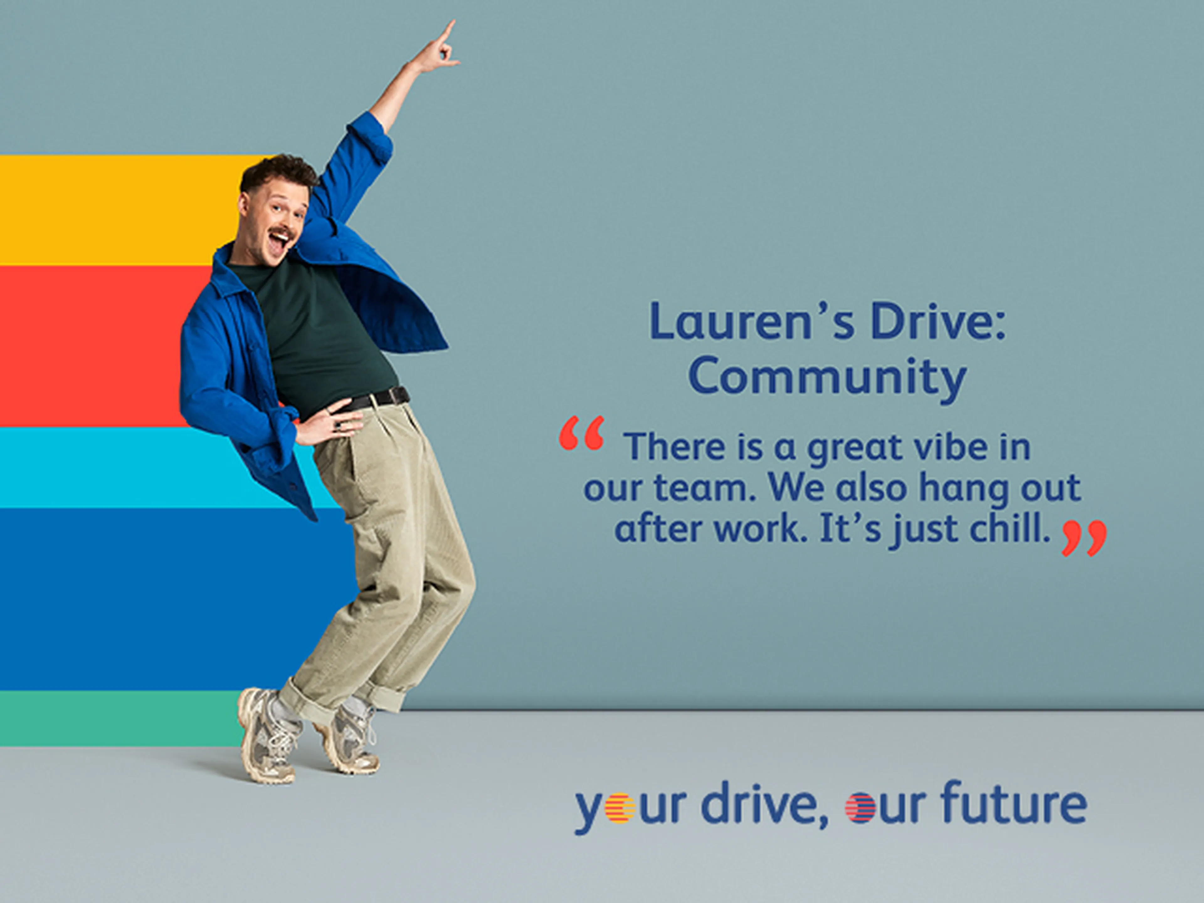 Q8 medewerker in een expressieve pose voor een muur met de tekst 'your drive, our future'