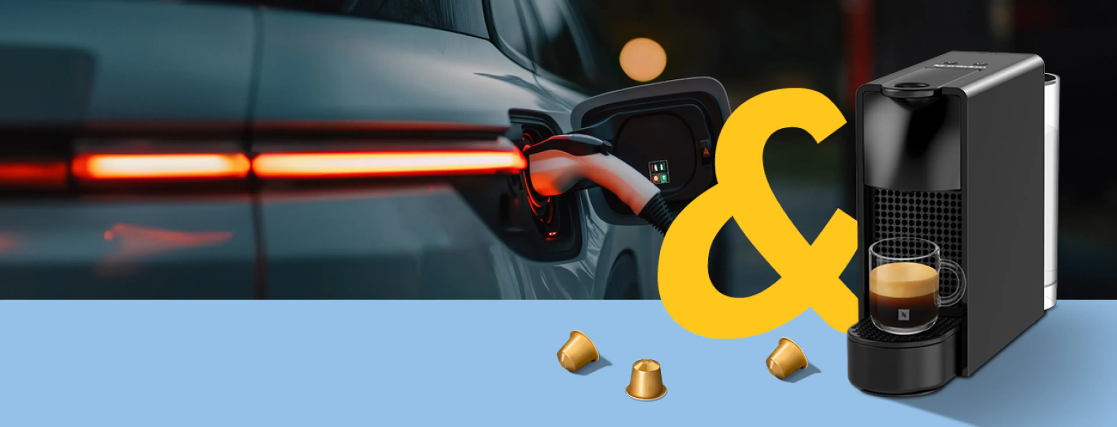 Une voiture électrique est rechargée à l'aide d'un câble de recharge sur le côté gauche de l'image. À droite, une machine à café Nespresso avec une tasse d'espresso et des capsules de café devant elle.