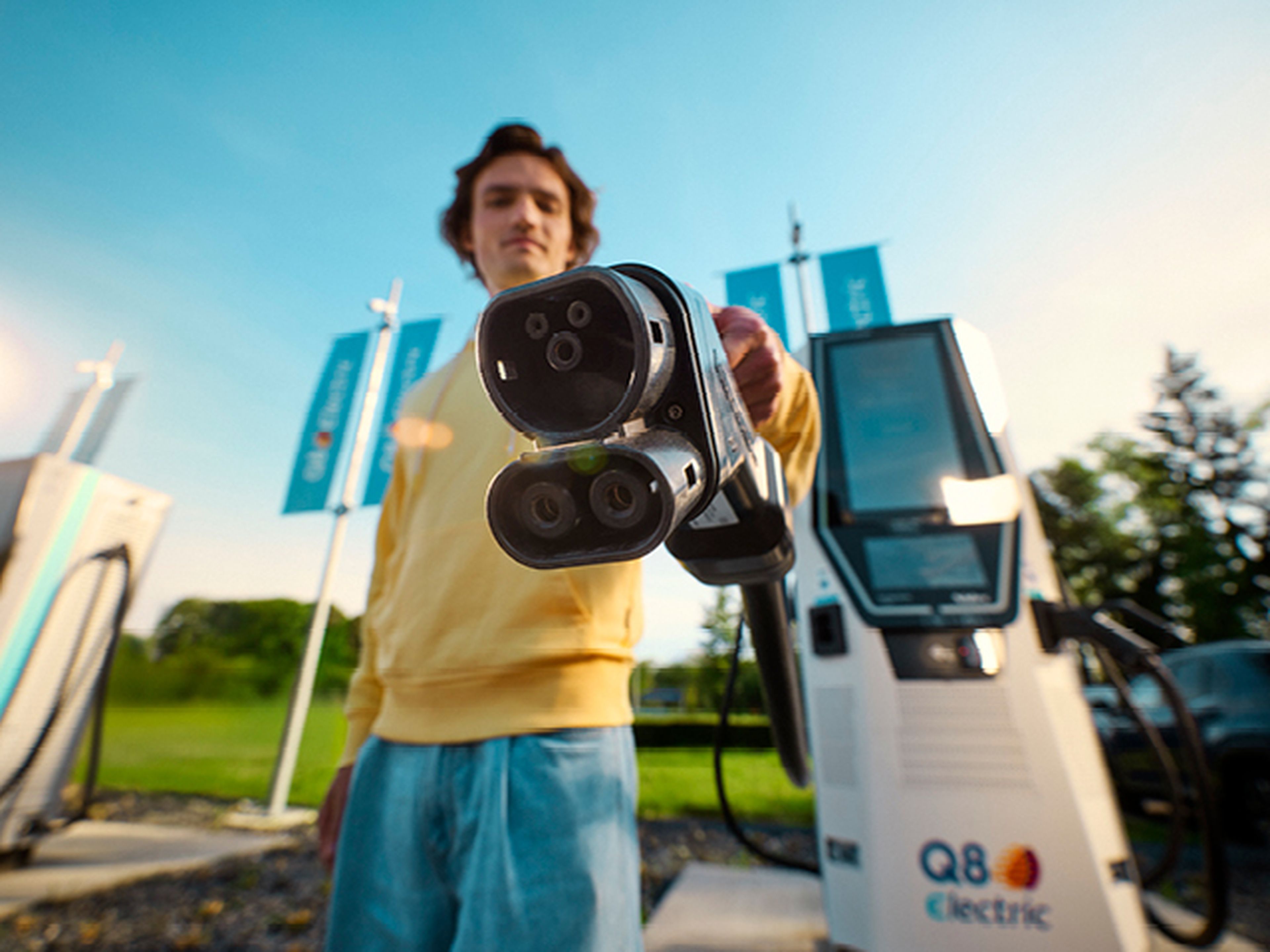 Un homme utilise la carte électrique Q8 pour recharger sa voiture