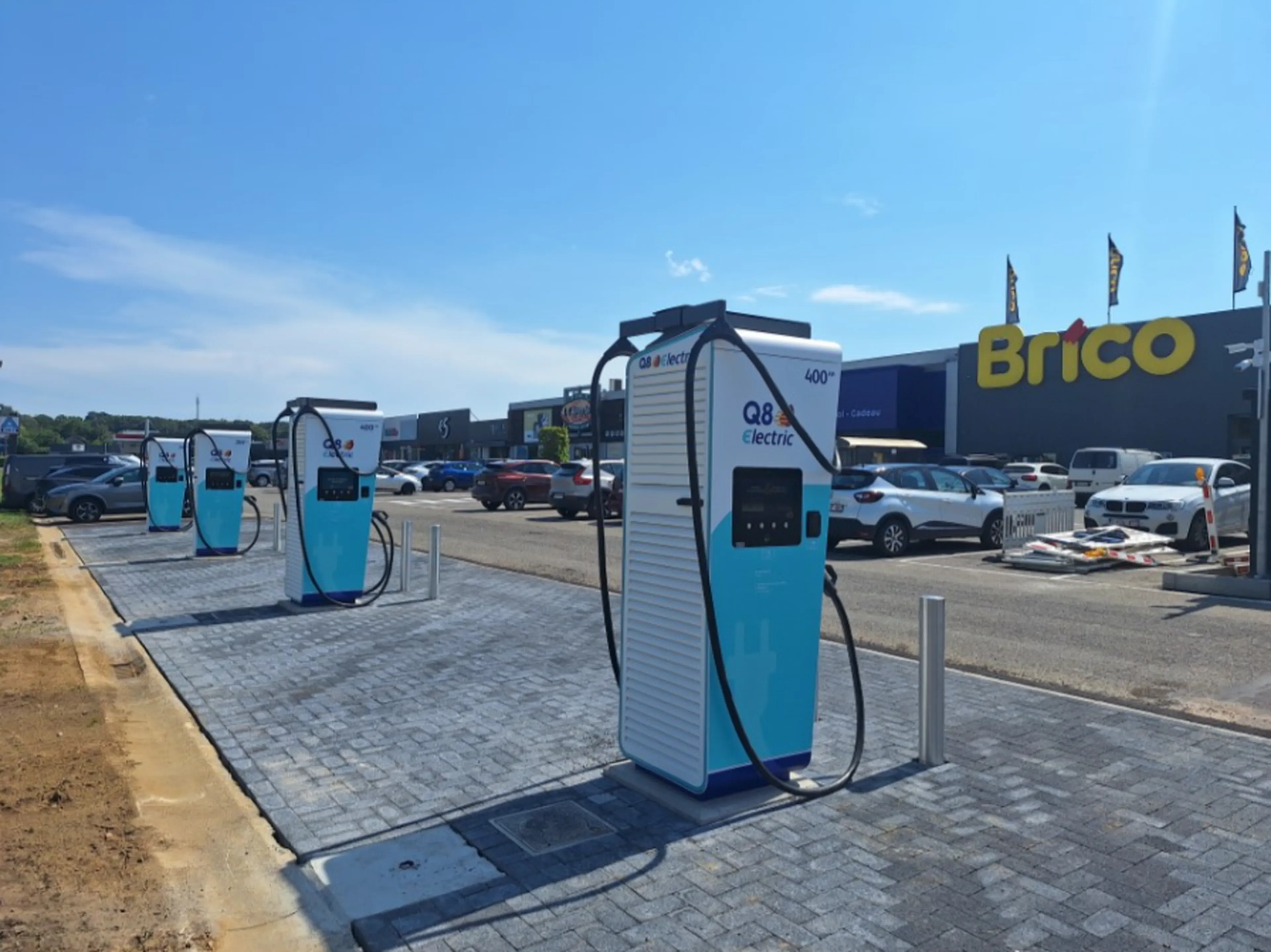 Vier Q8 electric snelladers op de parking van winkelcentrum Gouden Kruispunt in Tielt-Winge.