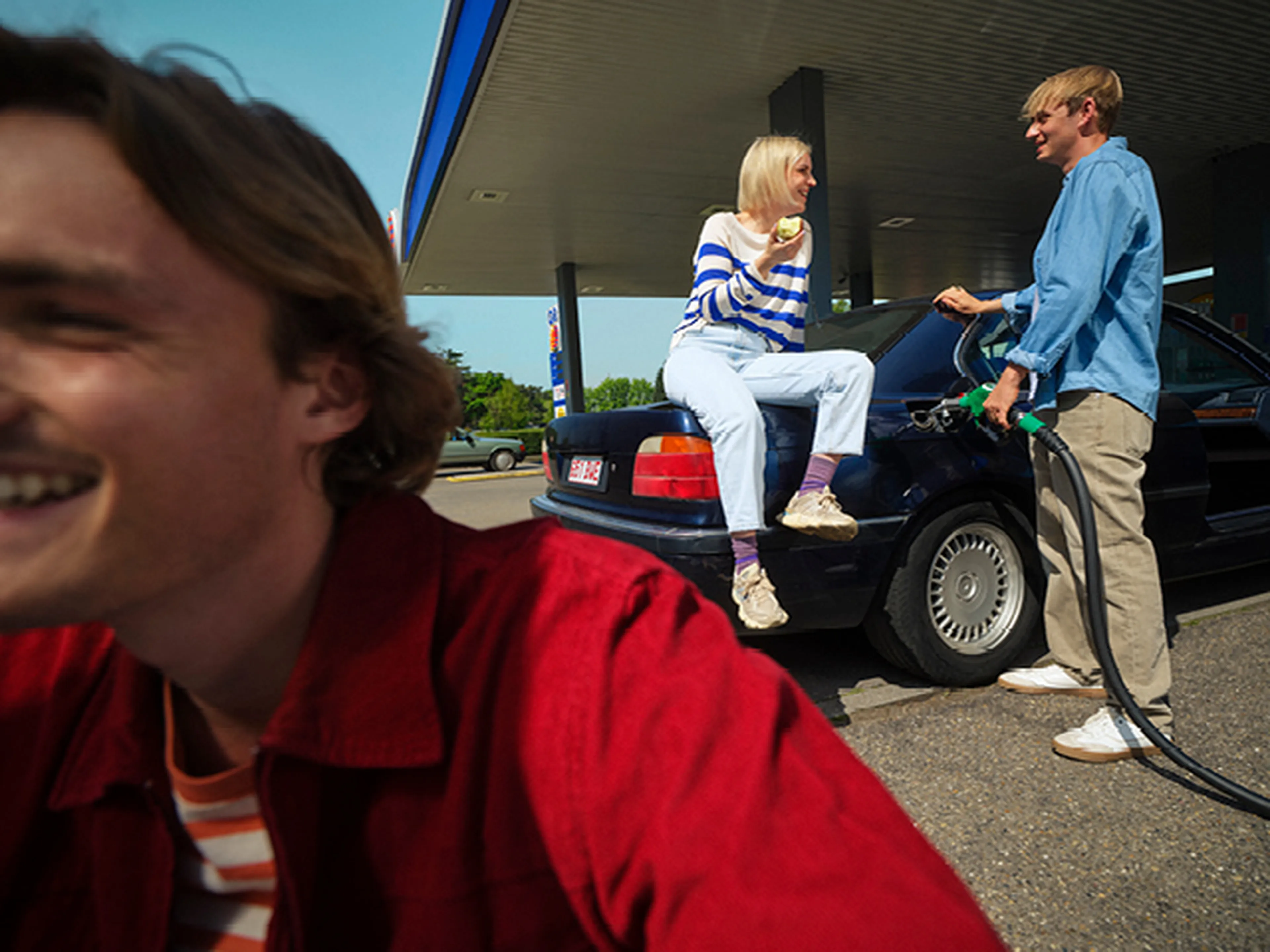 Vrienden bij Q8 tankstation.​