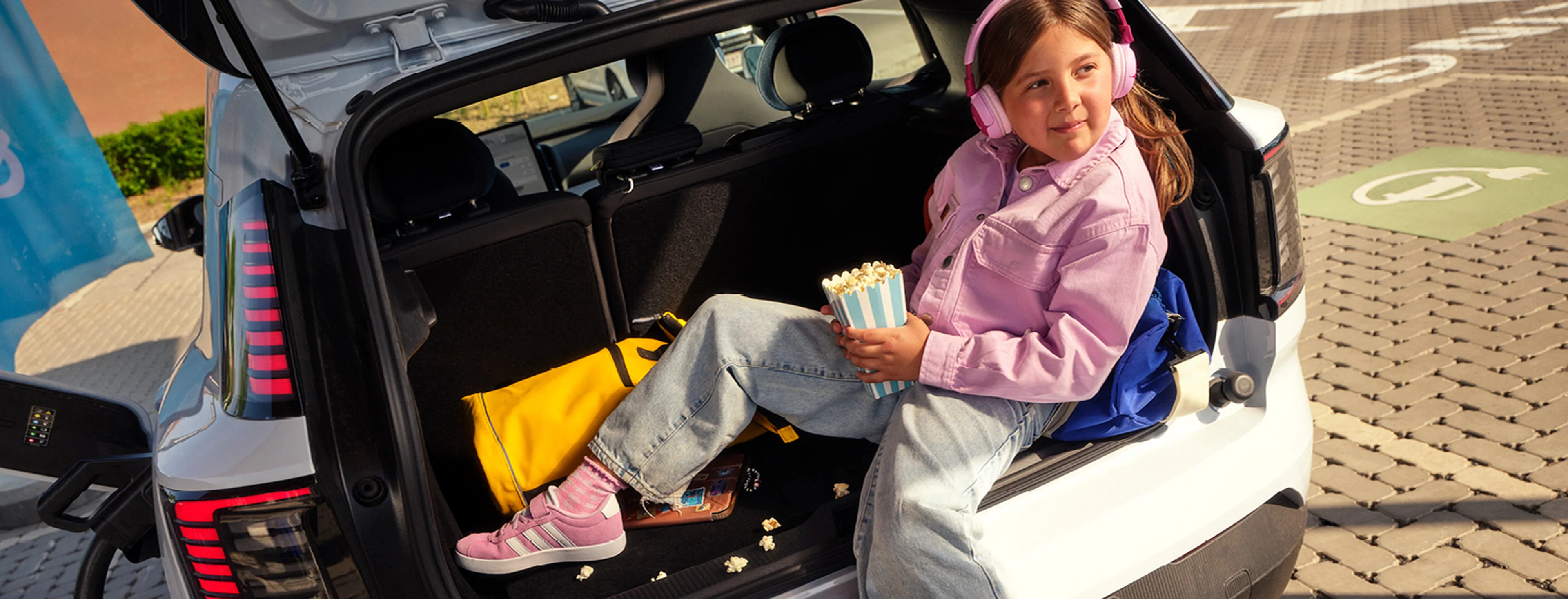 girl_sitting_trunk_q8_electric