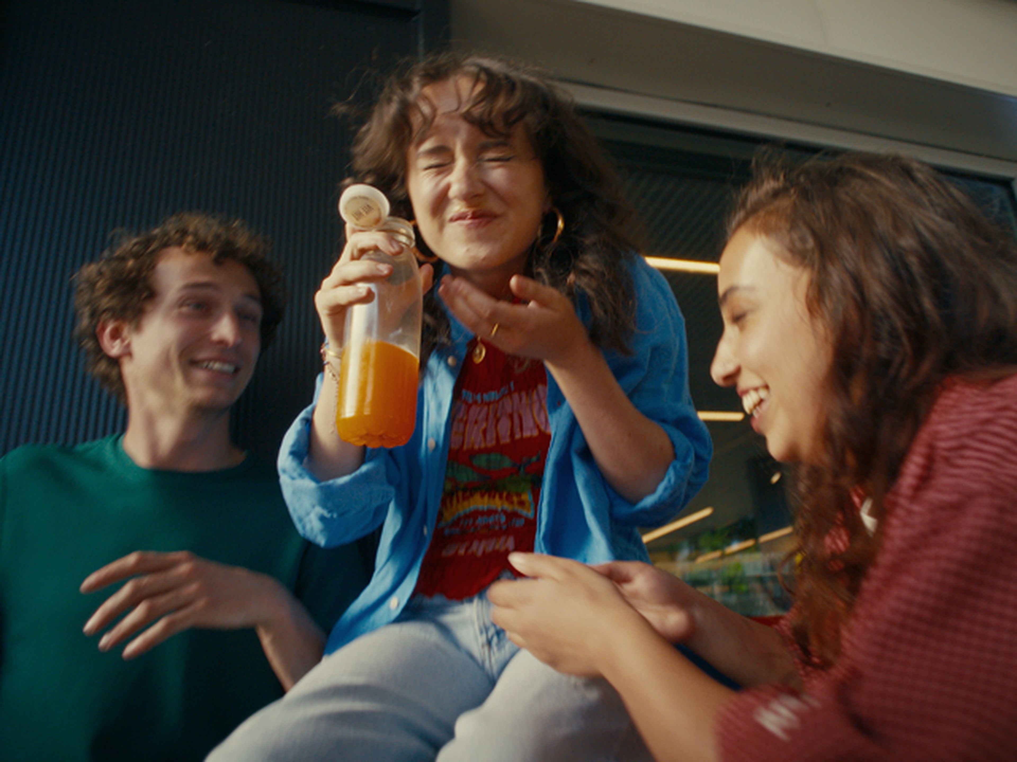 Un groupe d'amis boit du jus frais de chez Shop & Go
