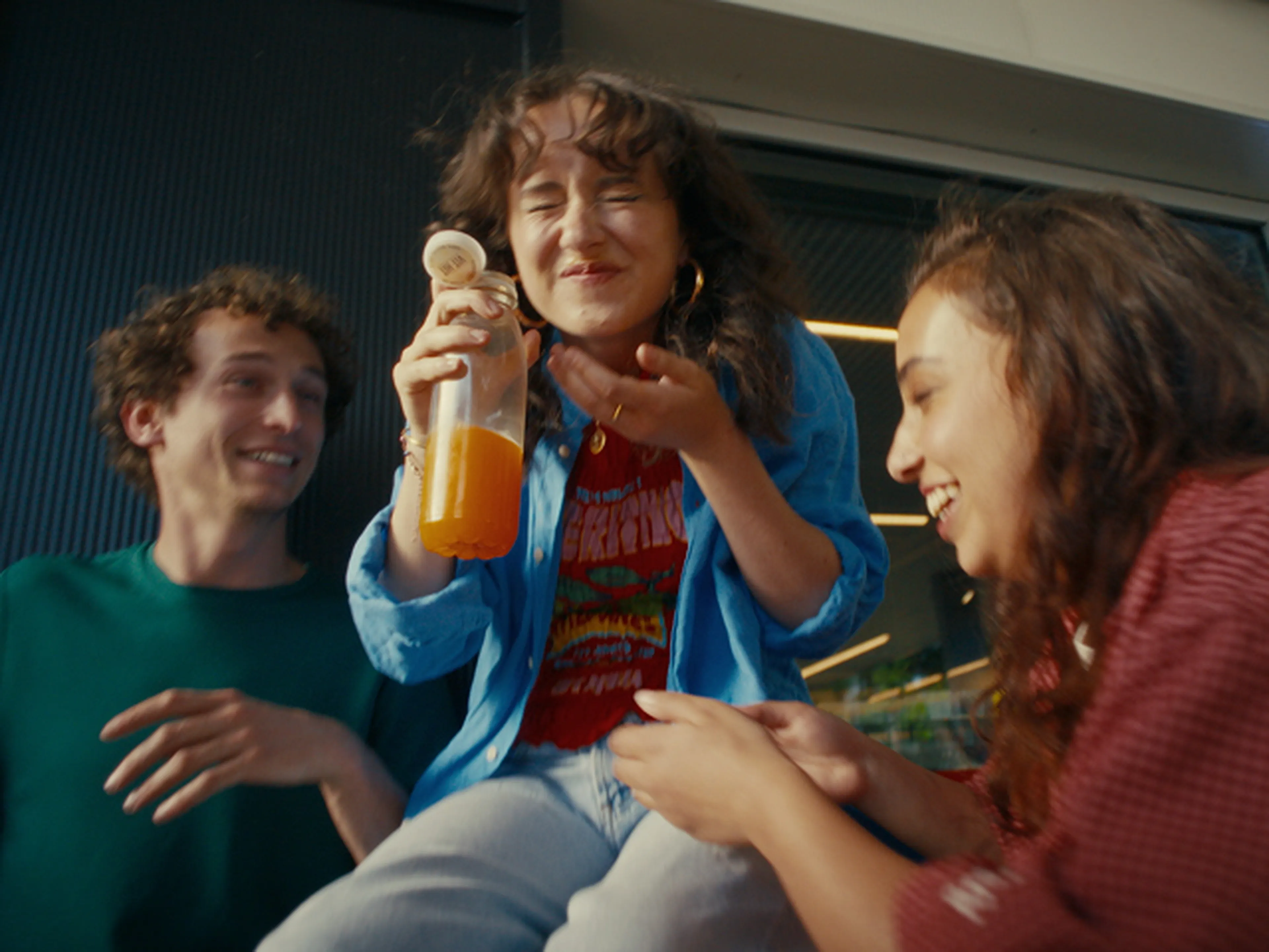 Groepje vrienden die vers sap drinkt van de Shop & Go